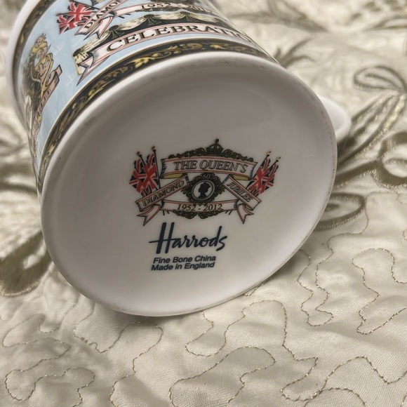 Harrods - the Queen’s diamond jubilee croebrations edition - Picture 5 of 5